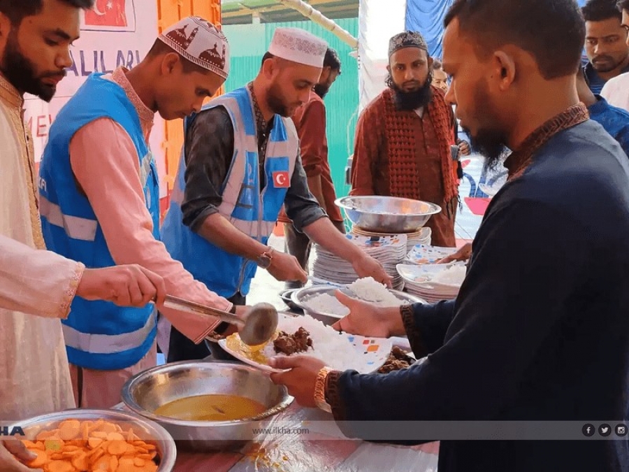 Bangladeş'te İftar Yemeği